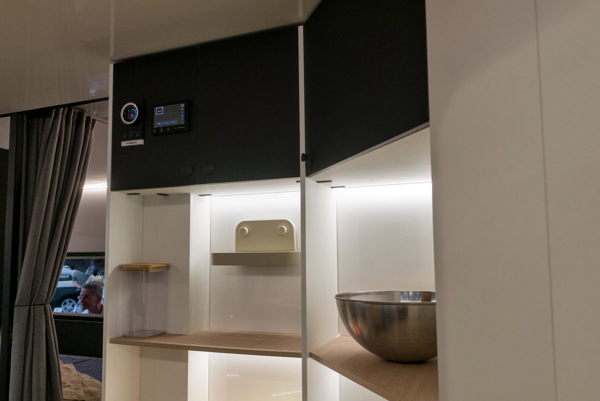 Beauer X6 auf dem Caravan Salon 2026: Küchenschränke.