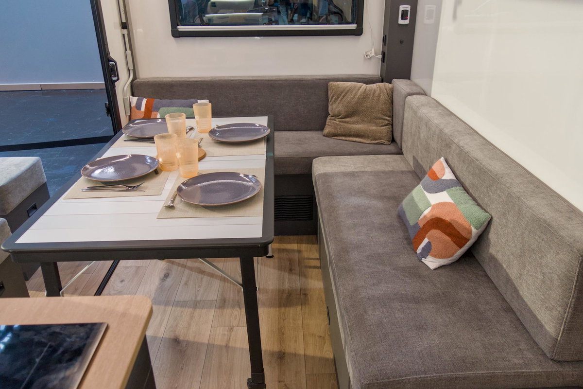 Beauer X6 auf dem Caravan Salon 2026: Sitzgruppe.