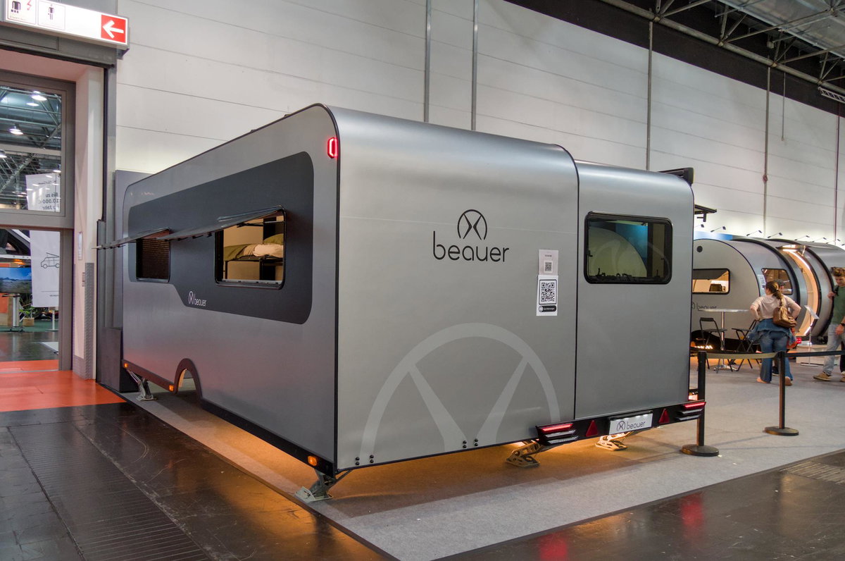 Beauer X6 auf dem Caravan Salon 2026: Ansicht von hinten.