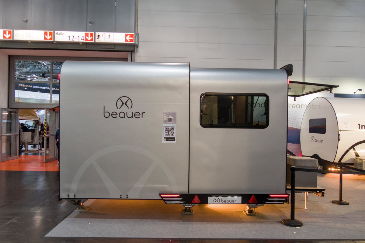 Beauer X6 auf dem Caravan Salon 2026: Slide-Out von hinten.