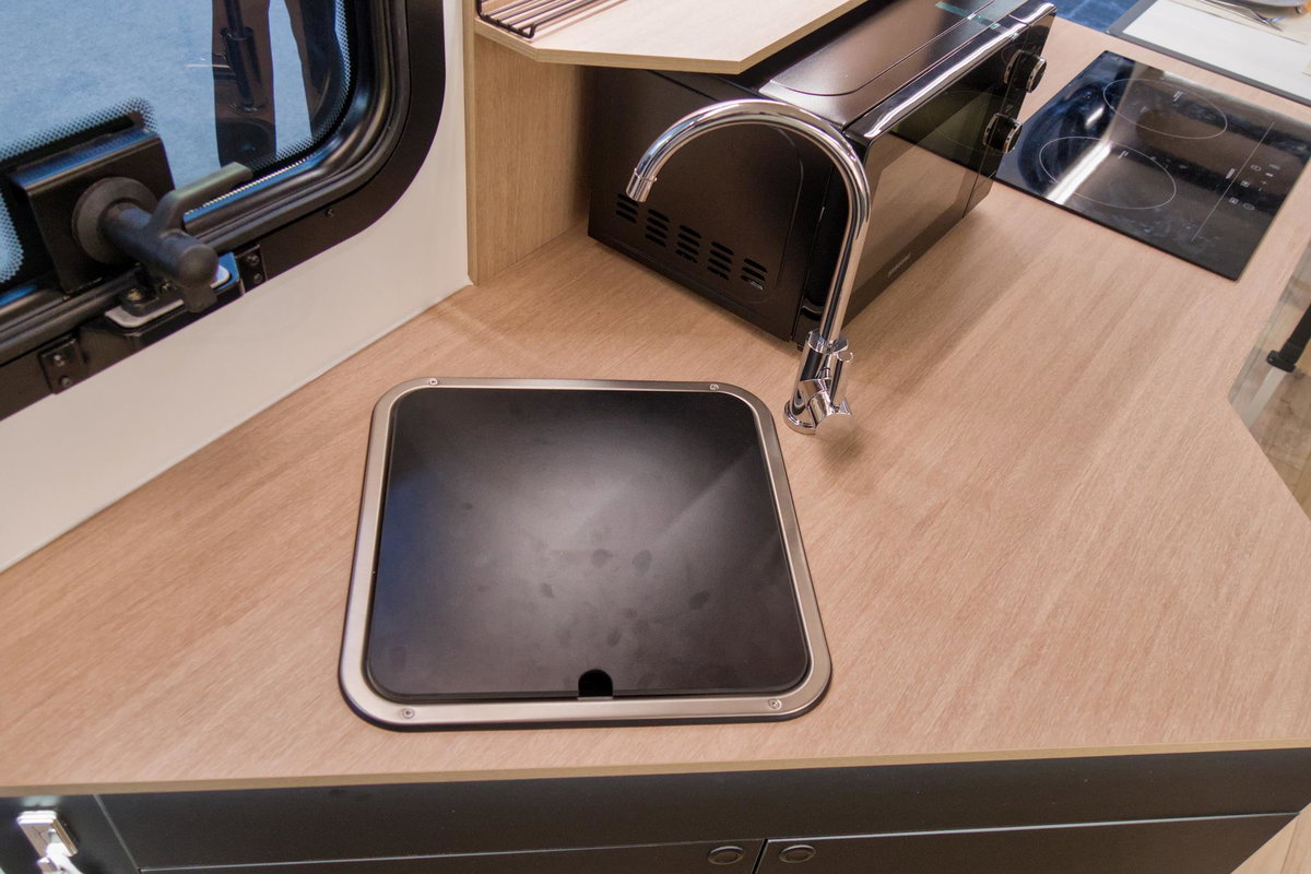 Beauer X6 auf dem Caravan Salon 2026: Spüle in der Küche.