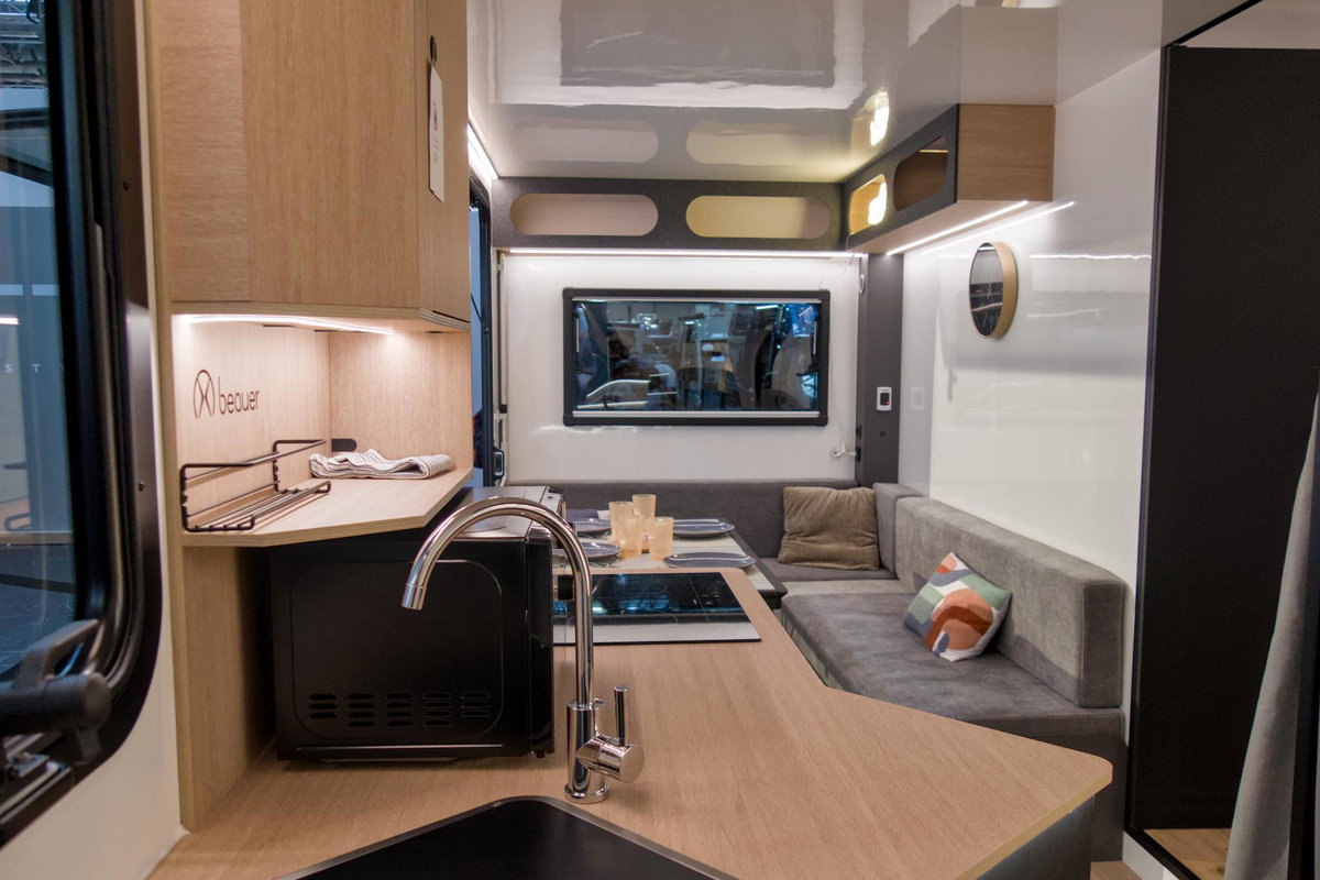 Beauer X6 auf dem Caravan Salon 2026: Küche und Wohnbereich.