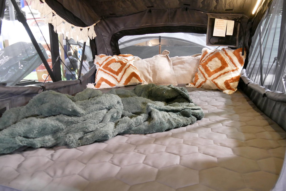 CAMPWERK Litestri: Bett im Dachzelt.