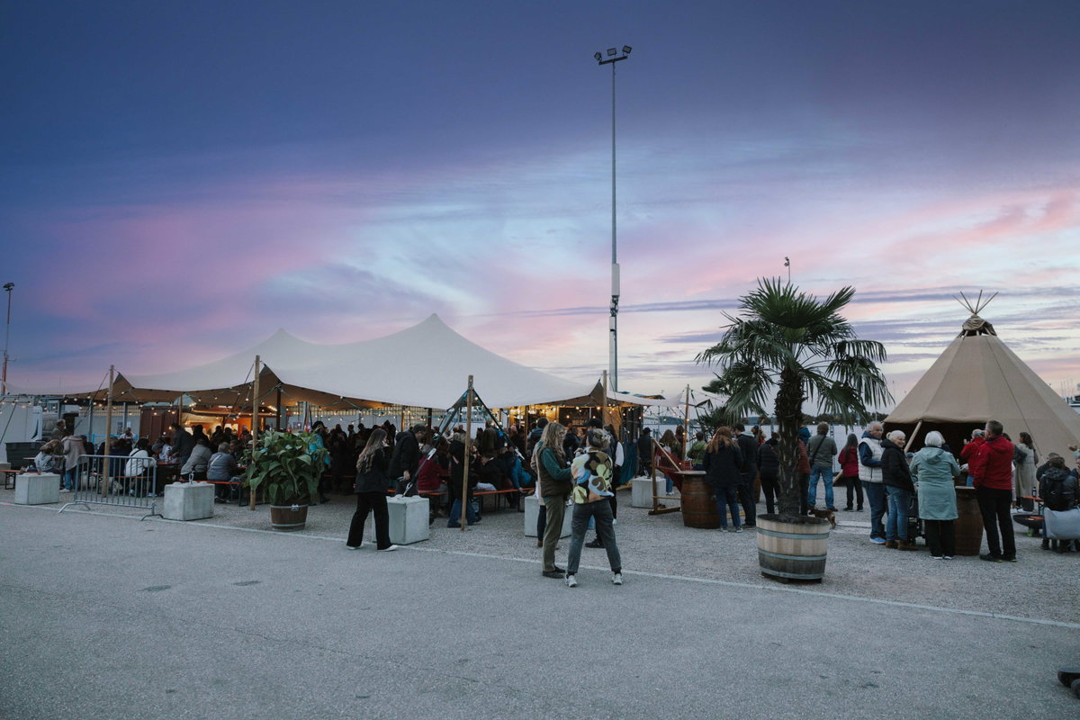 Abendstimmung auf dem Freigelände der caravan live Freiburg