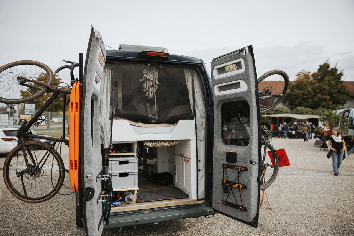 caravan live Freiburg: Blick in einen DIY-Kastenwagen