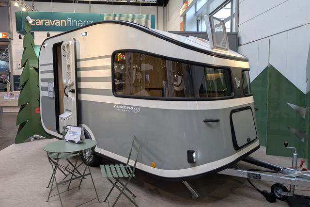 4,30 Meter, 4 Schlafplätze und kein Gas an Bord: Was kann der Kompakt-Wohnwagen Carpento 430?