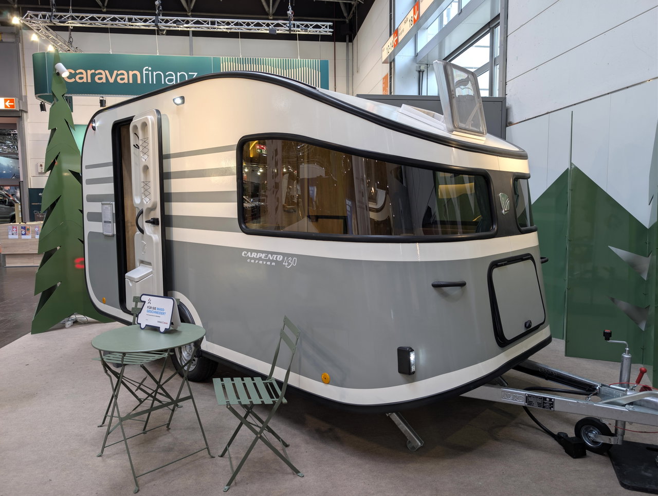 4,30 Meter, 4 Schlafplätze und kein Gas an Bord: Was kann der Kompakt-Wohnwagen Carpento 430?