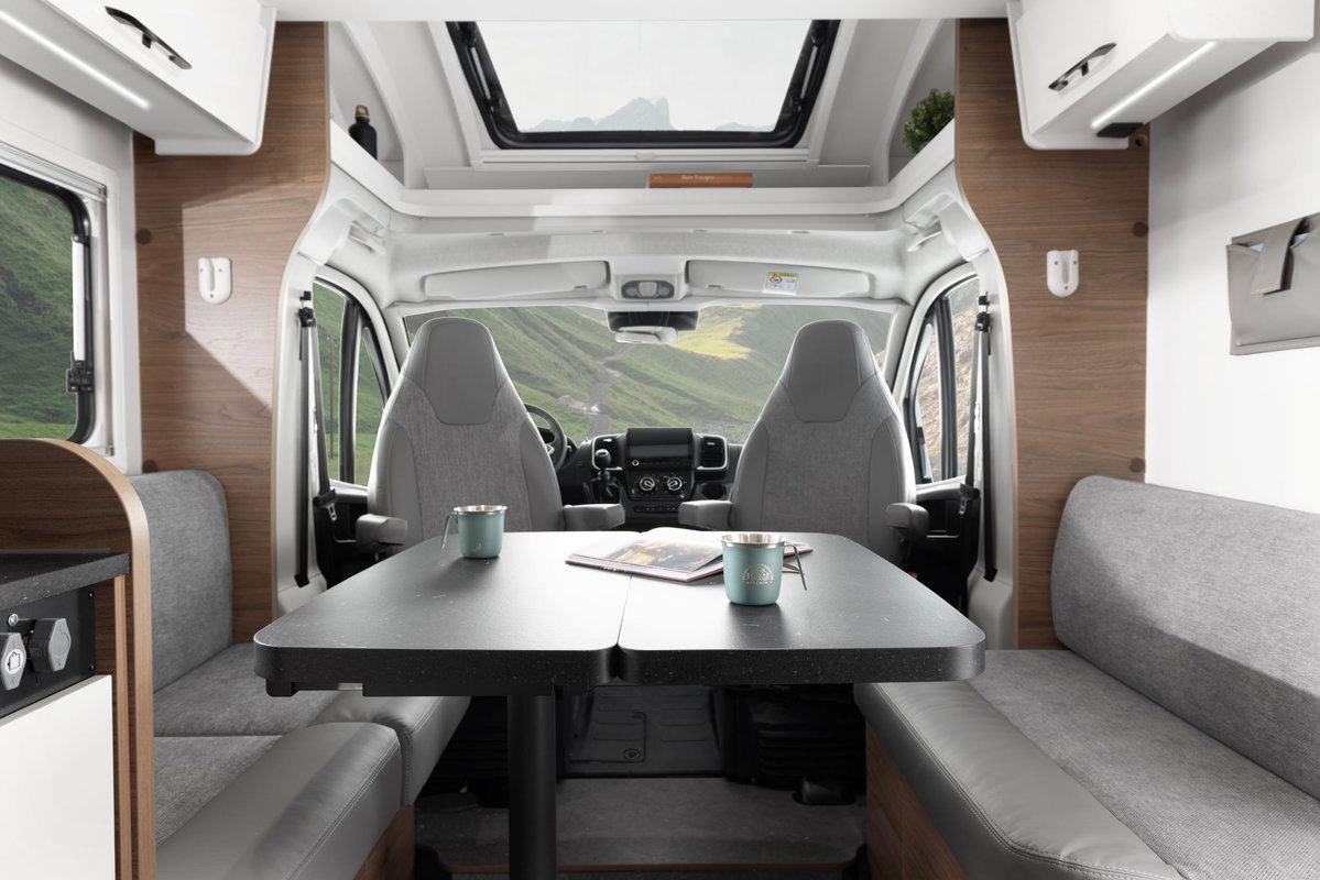 Corigon Pure T 75 LQ 2027 - Fahrerkabine und Sitzgruppe