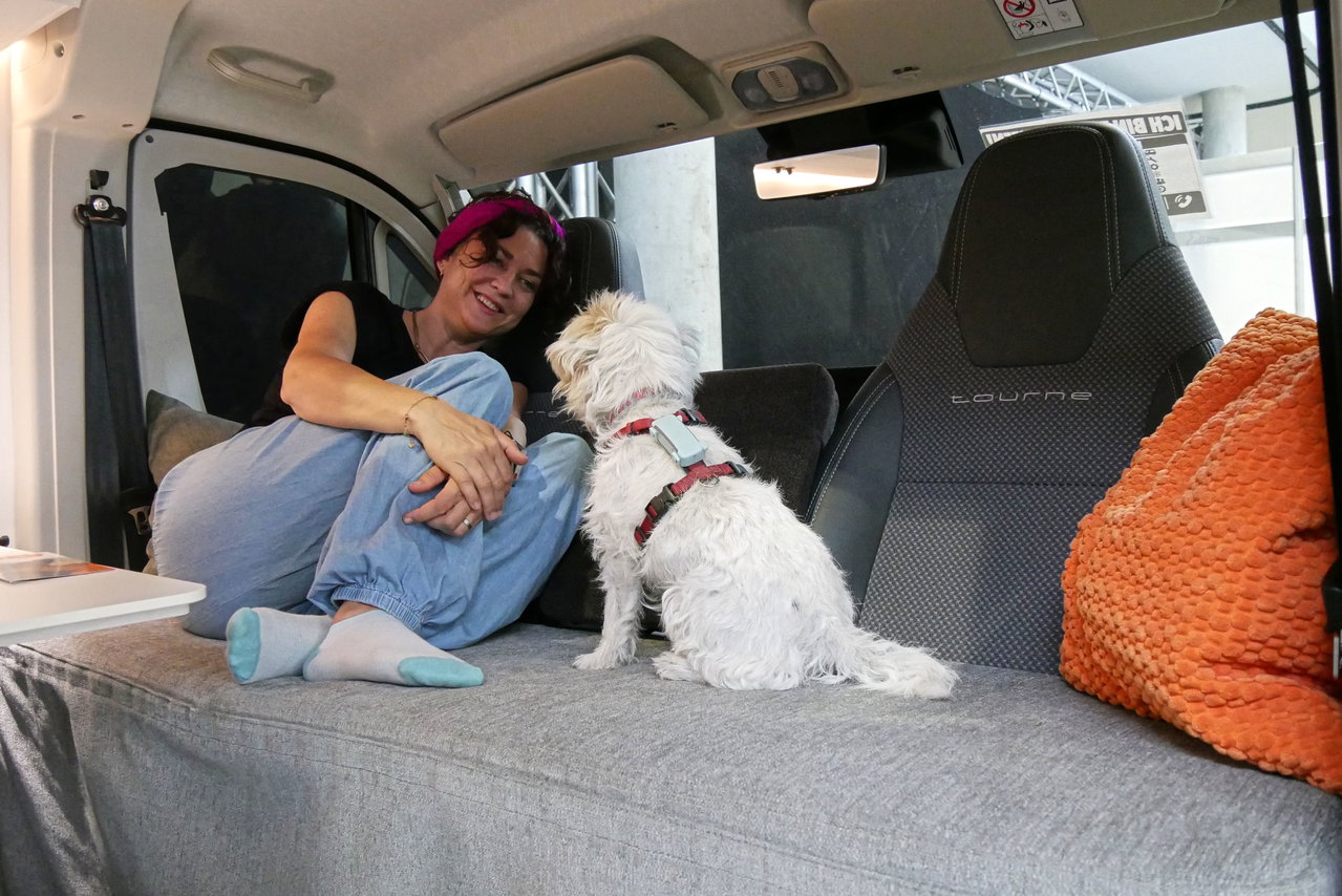 Cozy-Couch: So zauberst du eine gemütliche Lounge in deinen Campervan