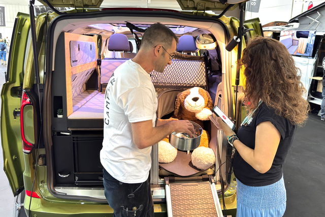 Caravan Salon live: Hundezimmer, Kuscheln mit Fahrrad und Miniklo mit Privatsphäre – die Neuheiten von SpaceCamper