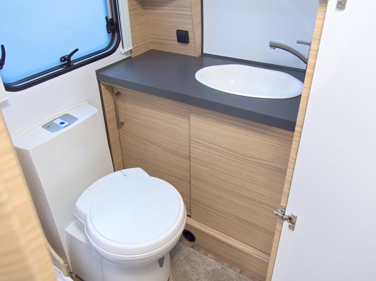 Fendt Bianco Activ 560 SKM (2027) auf dem Caravan Salon 2026: Toilette und Waschbecken..