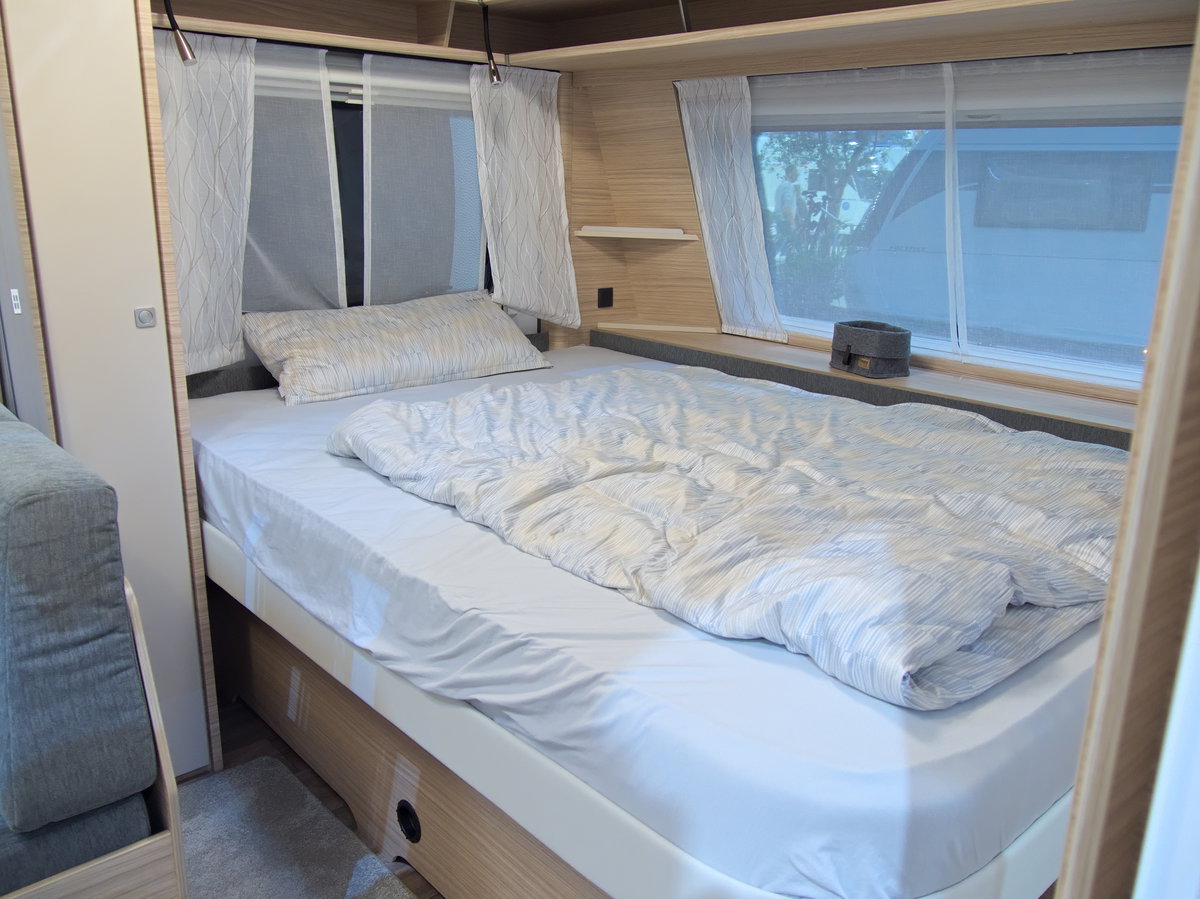 Fendt Bianco Activ 560 SKM (2027) auf dem Caravan Salon 2026: Französisches Doppelbett.