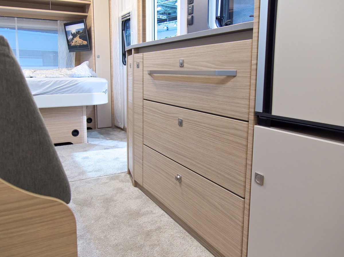 Fendt Bianco Activ 560 SKM (2027) auf dem Caravan Salon 2026: Stauraum in der Küche..