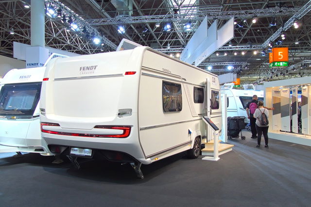 Perfekt fürs Ganzjahrescamping? Oberklasse-Caravan mit französischem Längsbett und Warmwasserheizung