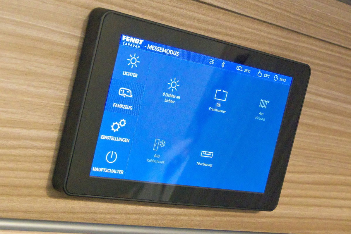 Fendt Tendenza 560 SFDW auf dem Caravan Salon 2026: Steuerung über TFT-Touchpaneel.