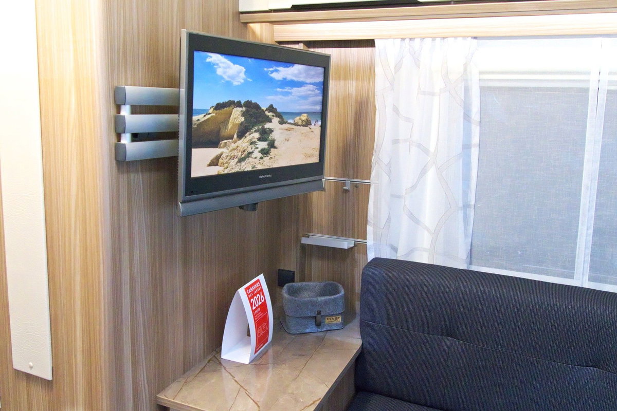 Fendt Tendenza 560 SFDW auf dem Caravan Salon 2026: Fernseher an der Sitzgruppe.