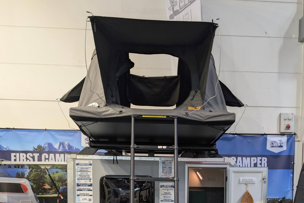 Mini-Wohnwagen mit Dachzelt