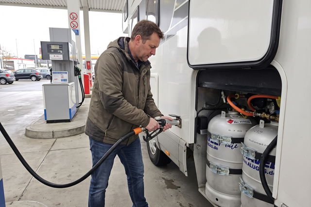 Endlich offiziell: Gastankflaschen im Wohnmobil dürfen ab sofort an der Tankstelle befüllt werden – unter einer Bedingung