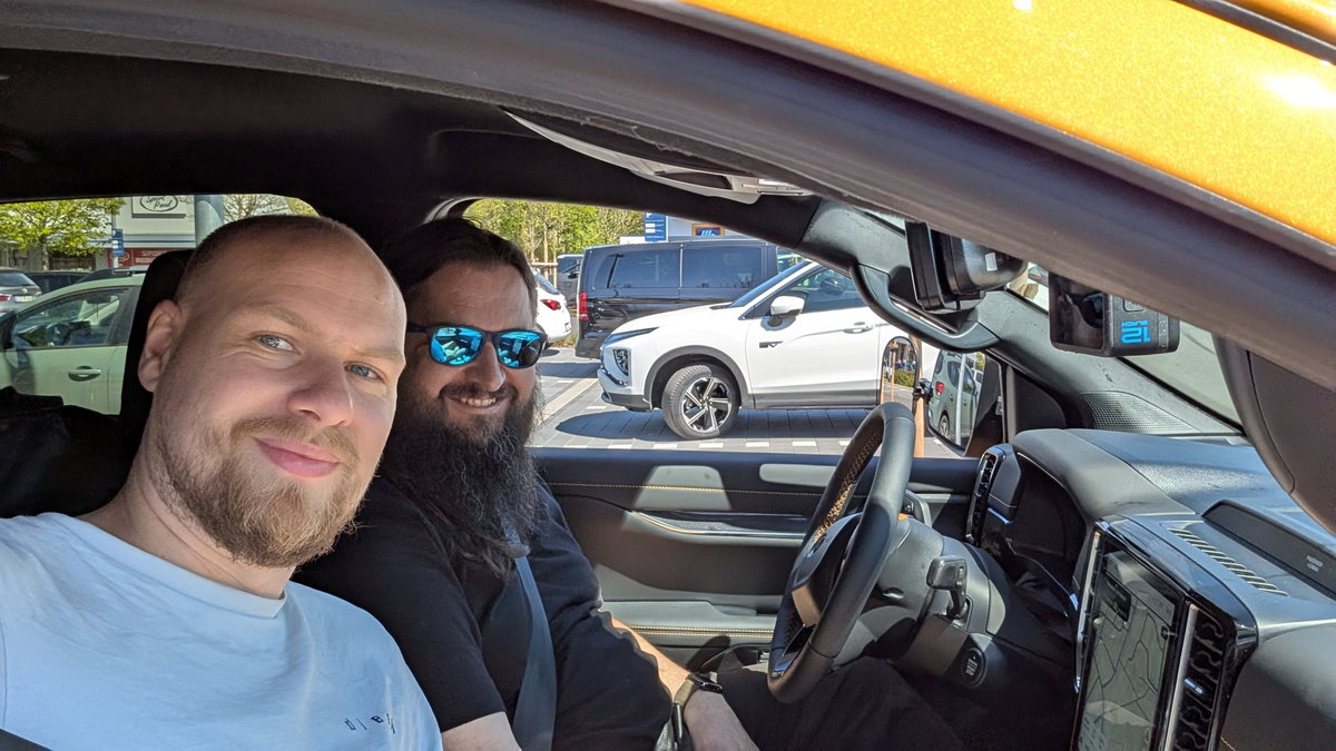 Gregor und Sebastian im Ford Ranger