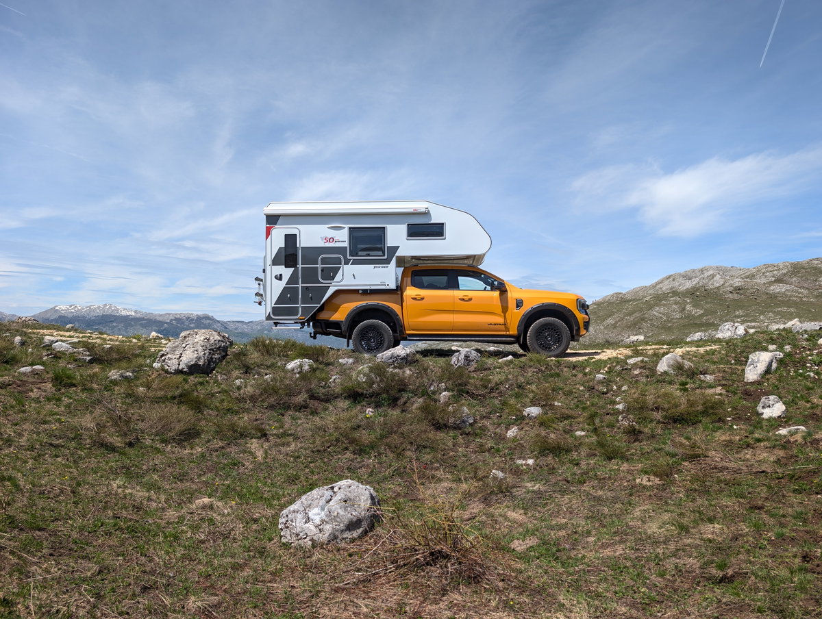 Pickup mit Hardwall-Wohnkabine auf einem Hochplateau in Montenegro