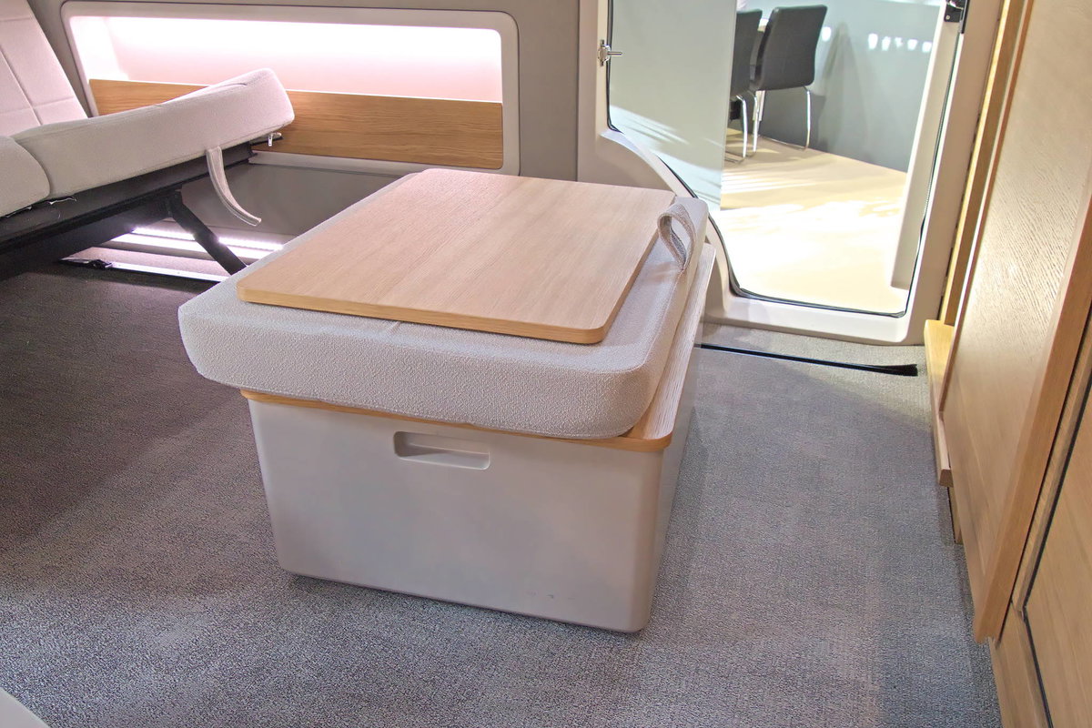 Karoo Wohnwagen (2027) auf dem Caravan Salon 2026: Hocker.