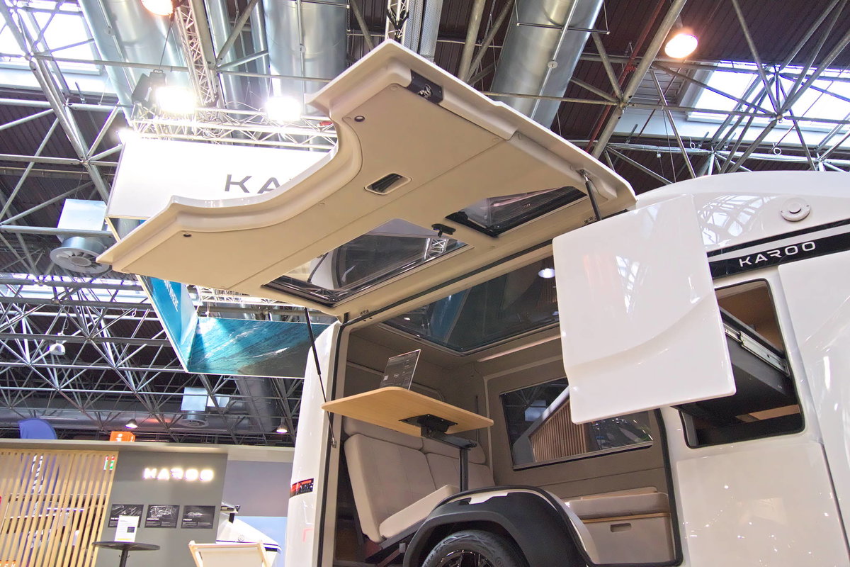 Karoo Wohnwagen (2027) auf dem Caravan Salon 2026: Geöffnete Seitenklappe.