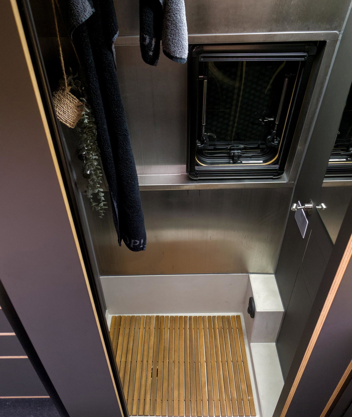 KEC Mountaineer Grand Expedition auf dem Caravan Salon 2026: Dusche.