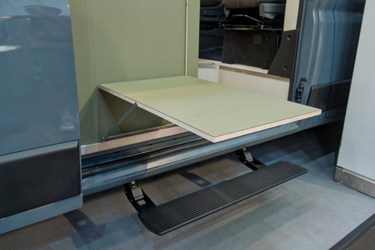 Kompanja ZWEI-L auf dem Caravan Salon 2026: Ausklapptisch am Küchenmodul.