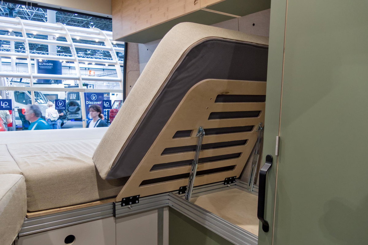 Kompanja ZWEI-L auf dem Caravan Salon 2026: Hochgeklapptes Bett.