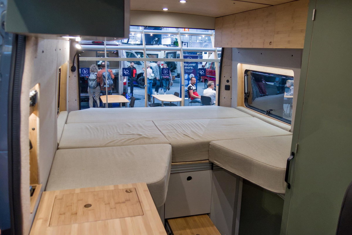 Kompanja ZWEI-L auf dem Caravan Salon 2026: Bett im Heck.