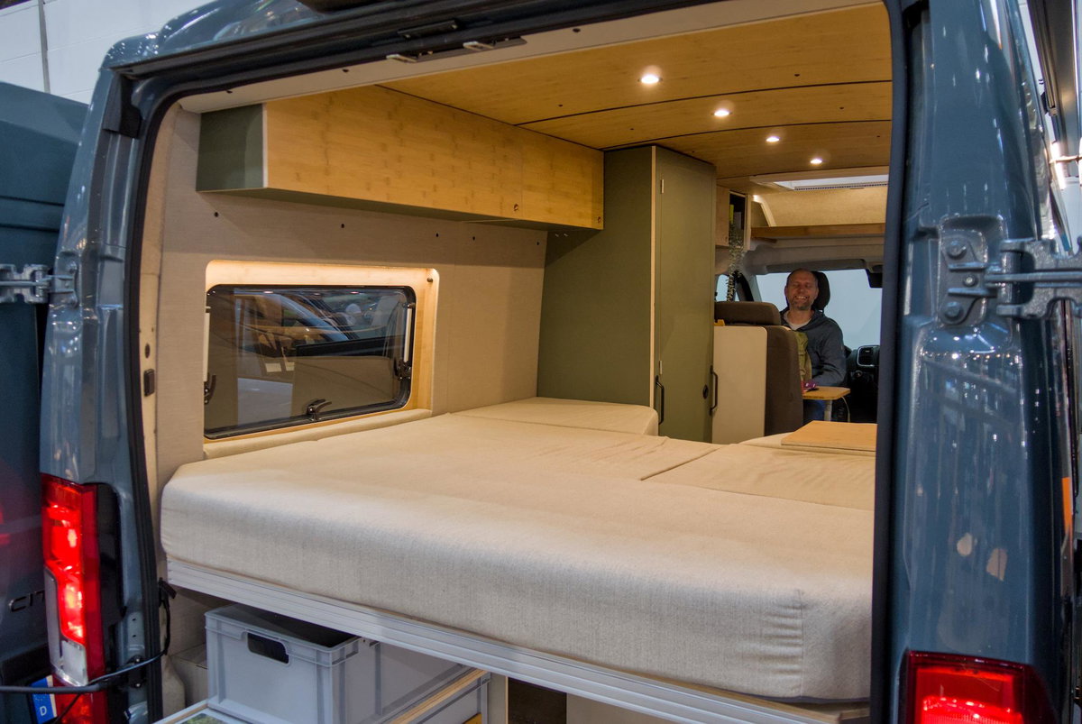 Kompanja ZWEI-L auf dem Caravan Salon 2026: Bett im Heck