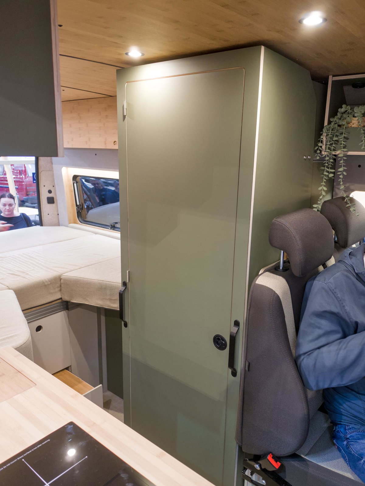 Kompanja ZWEI-L auf dem Caravan Salon 2026: Geschlossene Duschkabine.