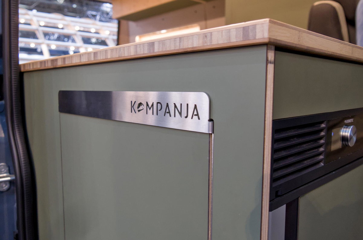 Kompanja ZWEI-L auf dem Caravan Salon 2026: Logo am Küchenmodul.