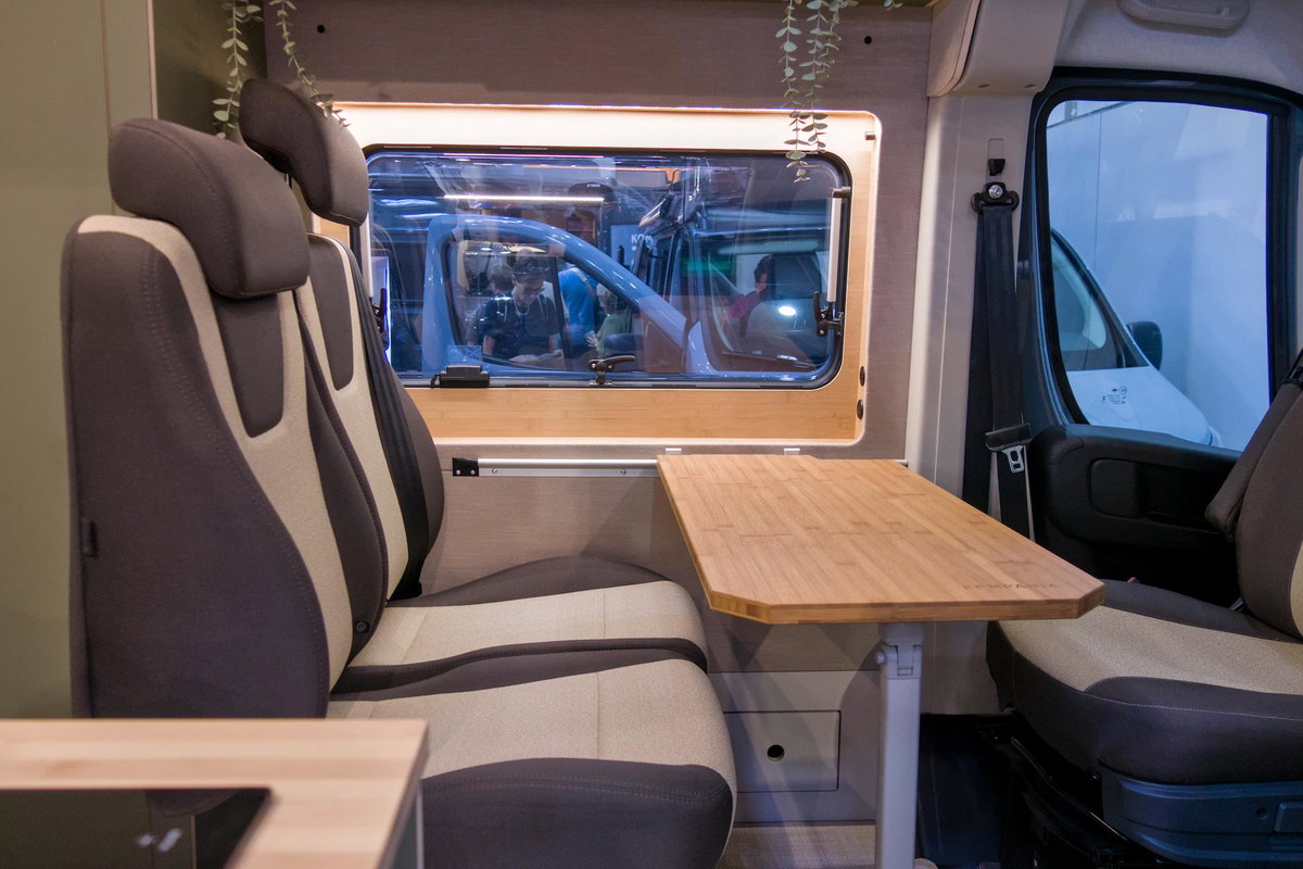 Kompanja ZWEI-L auf dem Caravan Salon 2026: Sitzgruppe mit Tisch.