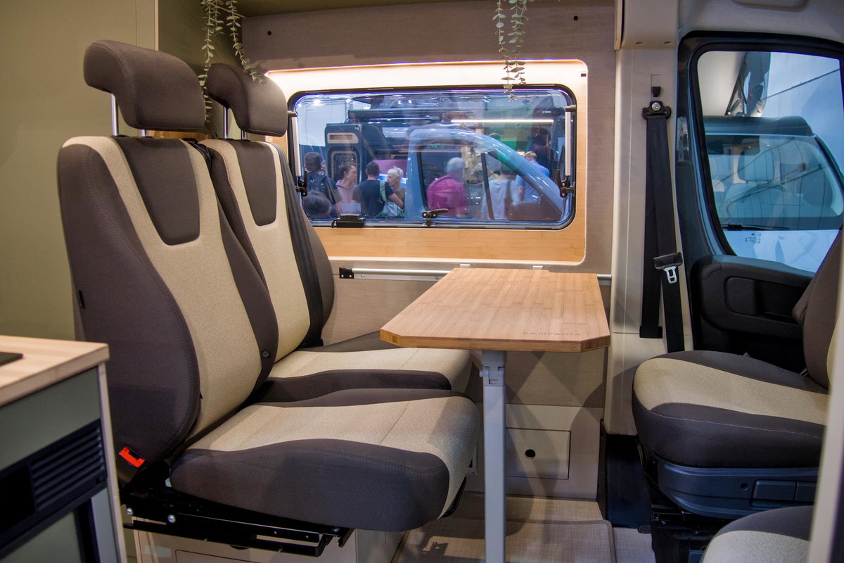 Kompanja ZWEI-L auf dem Caravan Salon 2026: Sitzgruppe mit Tisch.