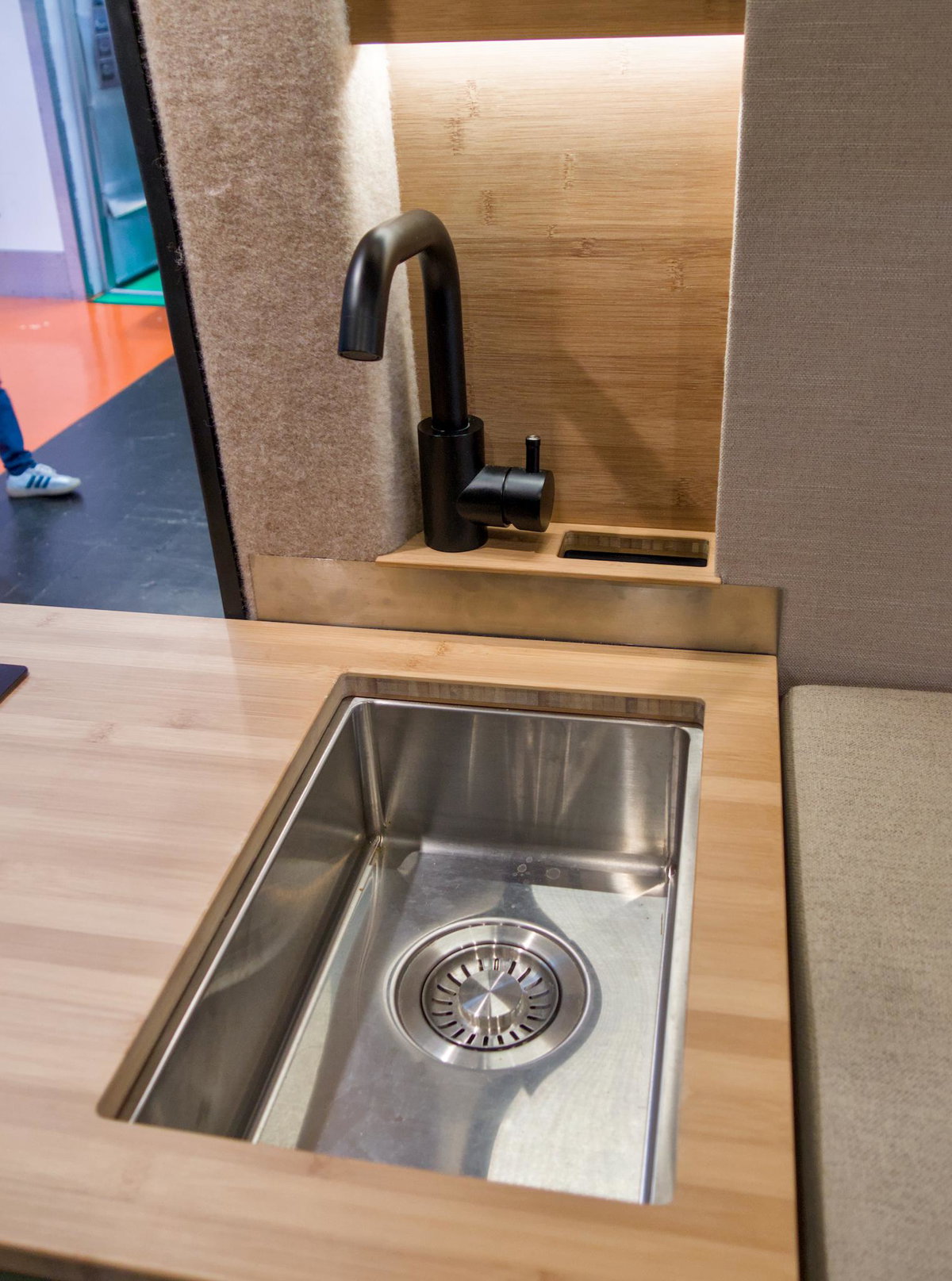Kompanja ZWEI-L auf dem Caravan Salon 2026: Spüle im Küchenmodul.