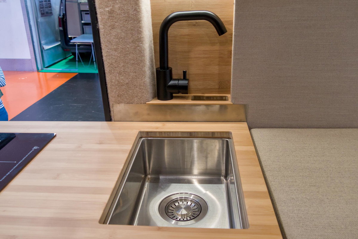 Kompanja ZWEI-L auf dem Caravan Salon 2026: Spüle im Küchenmodul.