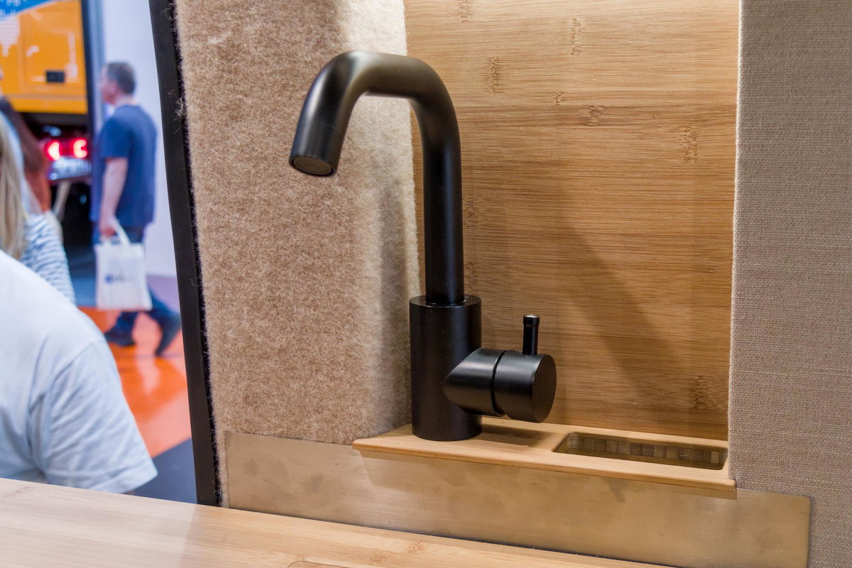 Kompanja ZWEI-L auf dem Caravan Salon 2026: Wasserhahn im Küchenmodul.