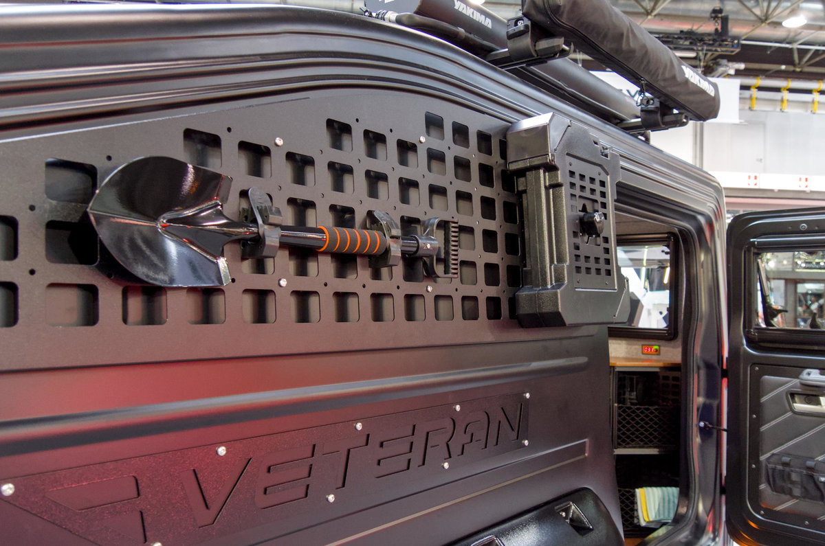 Lidu Veteran 350 Lochblech mit Klappspaten und Reservekanister