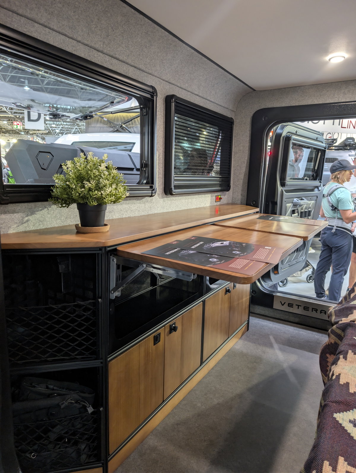 Lidu Veteran 350 Klapptische im Innenraum