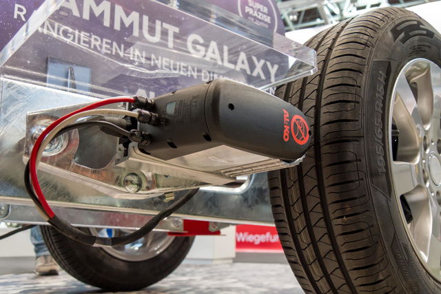 Caravan Salon live: Wohnwagen-Rangierantrieb mit Werkzeug-Akkus – der Mammut Galaxy von AL-KO schafft auch Tandemachser