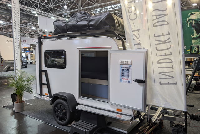 299 Kilo Leergewicht und eine Küche unterm Sofa: Diesen Mini-Wohnwagen kannst du nach deinen Wünschen gestalten