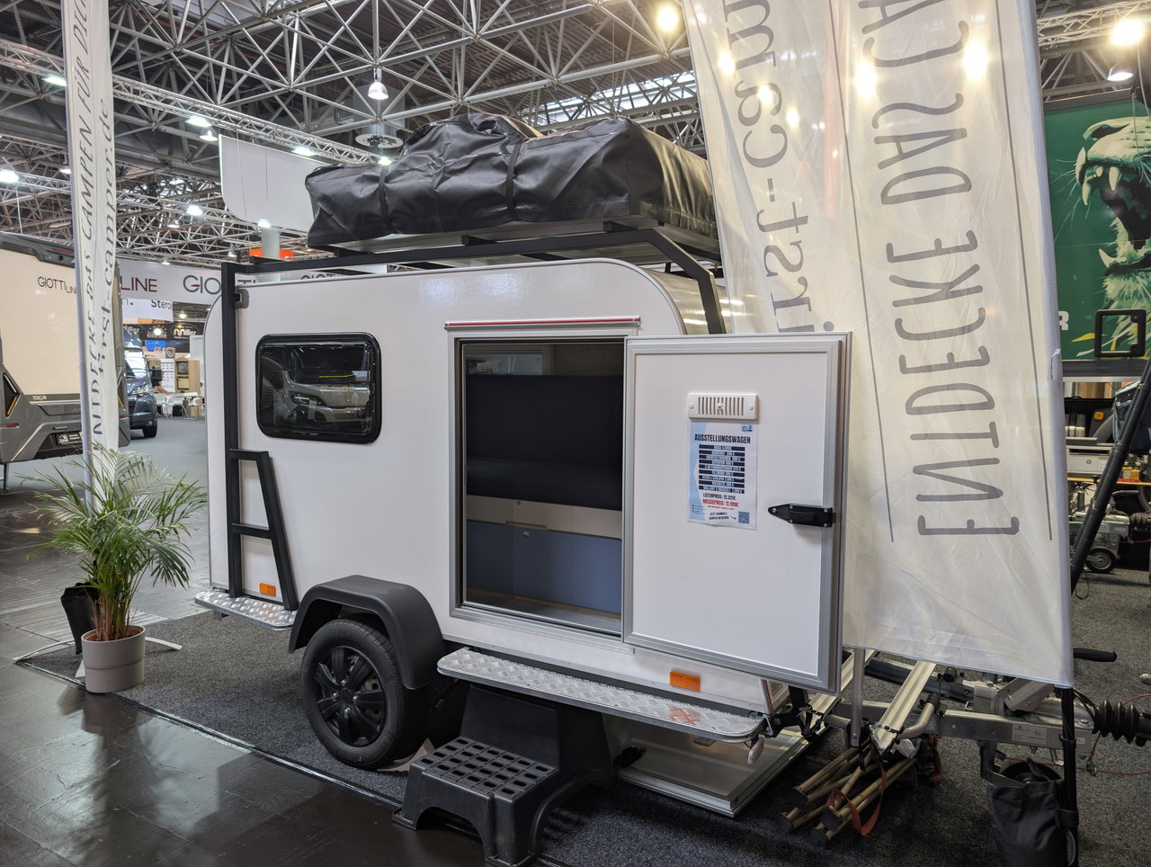 299 Kilo Leergewicht und eine Küche unterm Sofa: Diesen Mini-Wohnwagen kannst du nach deinen Wünschen gestalten