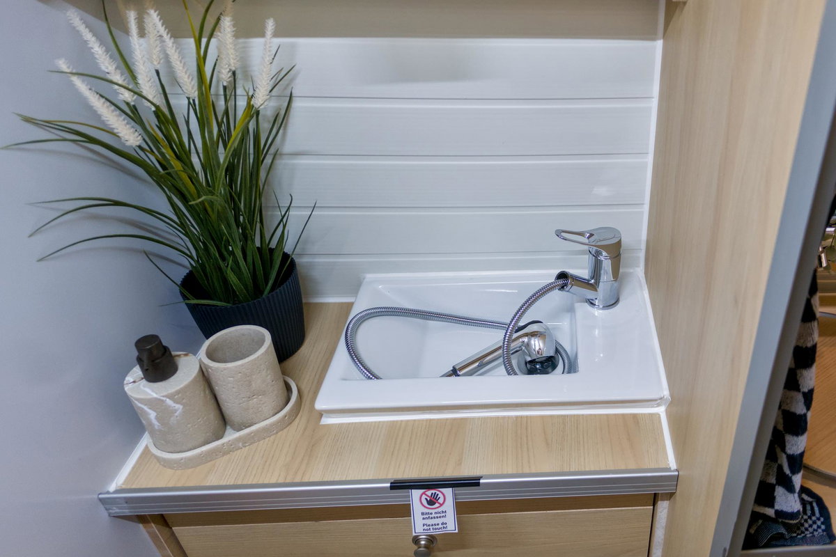 Waschbecken mit ausziehbarem Wasserhahn im Ankaravan Mini 270
