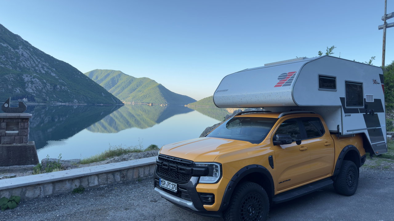 Ford Ranger mit Tischer-Wohnkabine an der Bucht von Kotor in Montenegro
