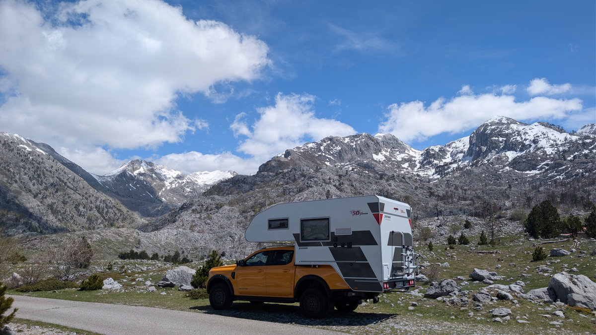 Ford Ranger mit Tischer-Wohnkabine auf Bergstraße in Montenegro