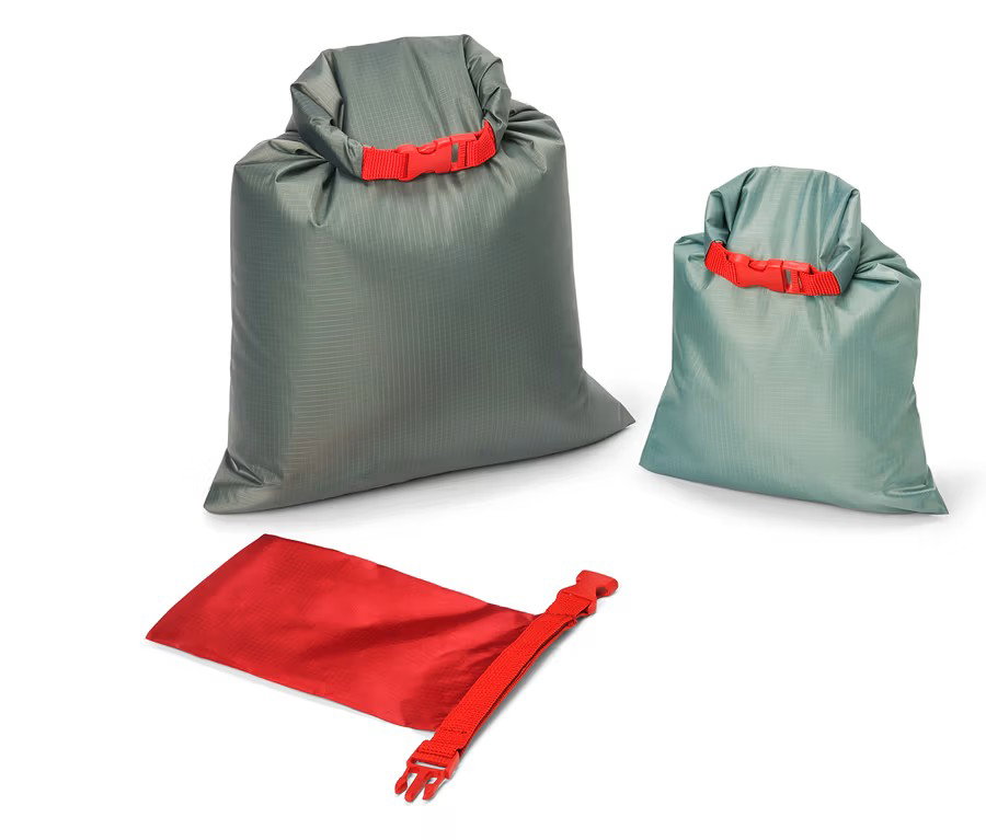 3 wasserfeste Packsäcke bei Tchibo.