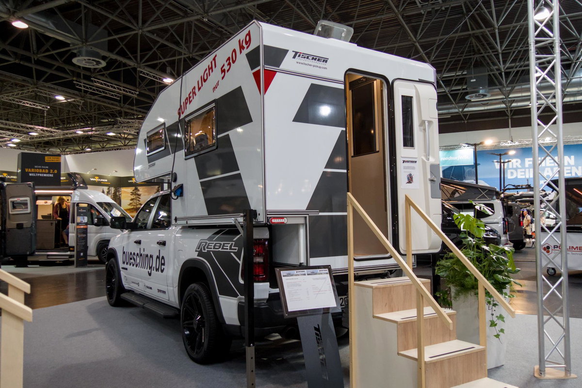 Tischer 200 Superlight auf dem Caravan Salon 2026: Heckansicht.