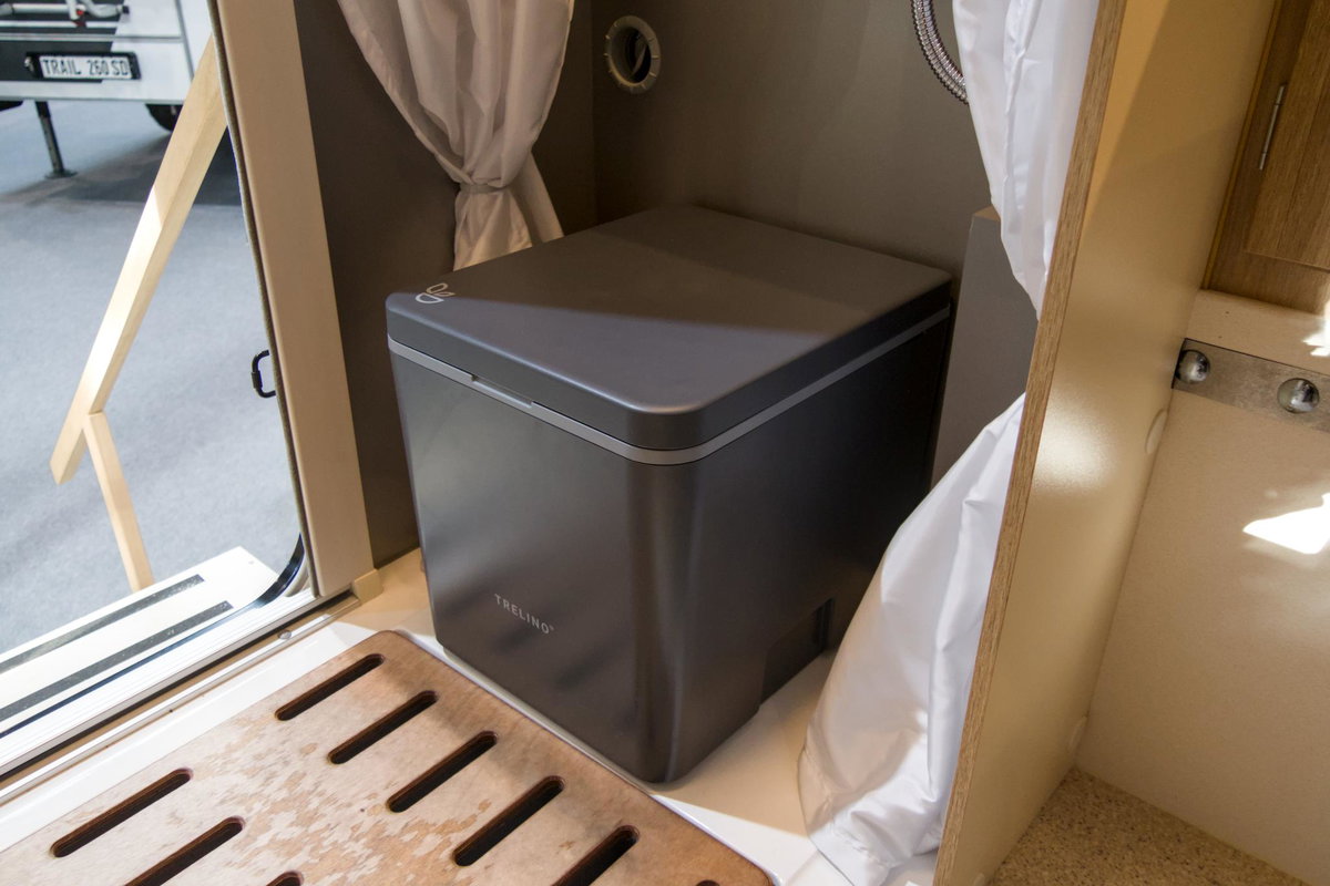 Tischer 200 Superlight auf dem Caravan Salon 2026: Toilette im Eingangsbereich.