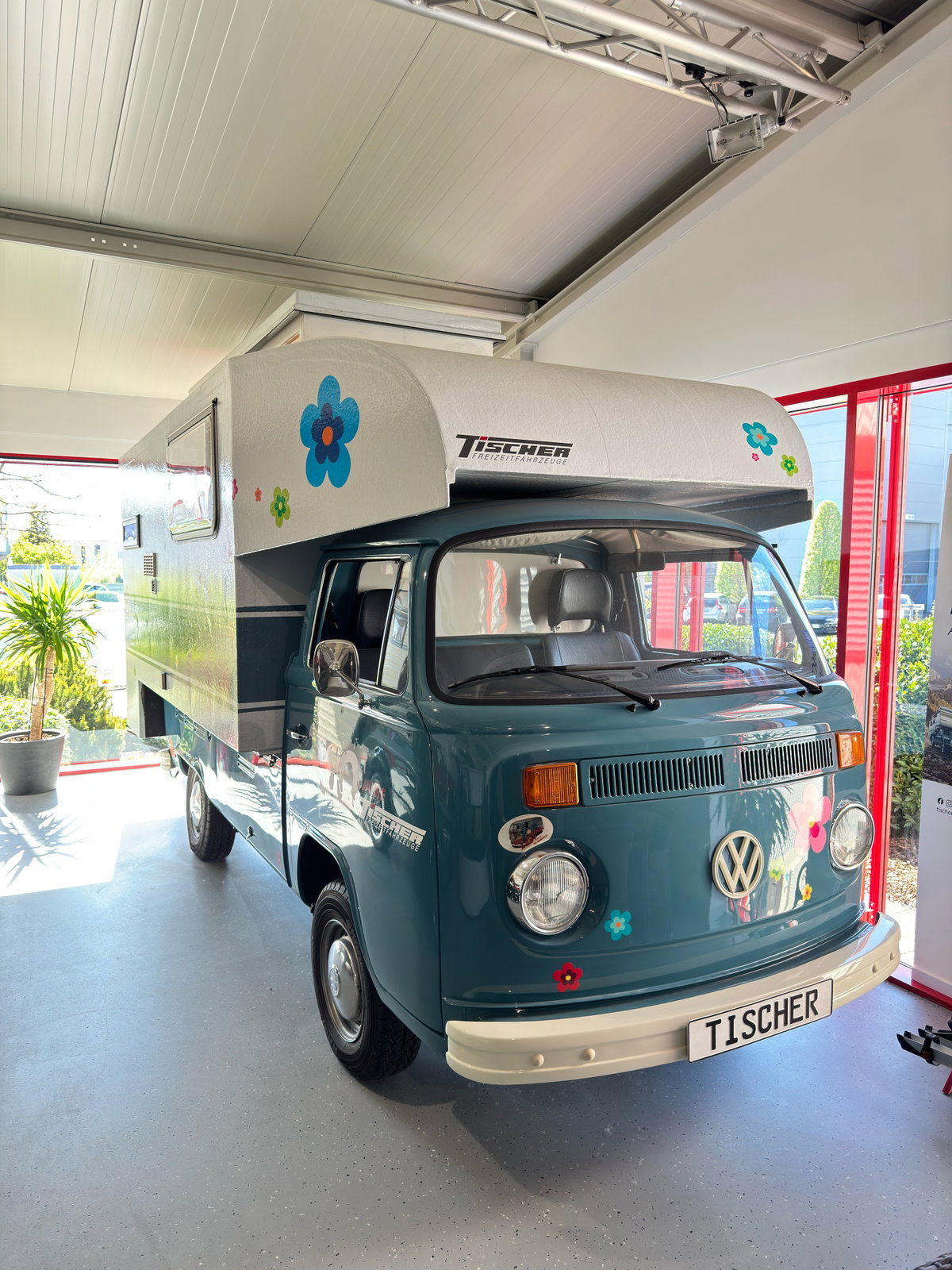 Historischer VW Bulli mit früher Tischer-Wohnkabine